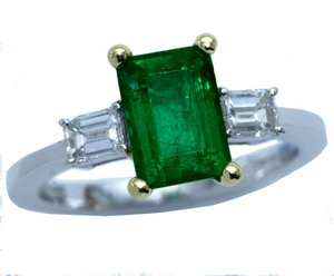 An emerald ring with baguette diamond shoulders - Click Image to Close