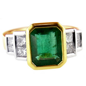 18ct Emerald single stone ring, princess cut diamond shoulders - Click Image to Close