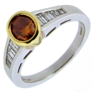 18ct Gold Oval Orange Diamond ring with Diamond Shoulders - Click Image to Close